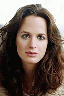 How tall is Elizabeth Reaser?